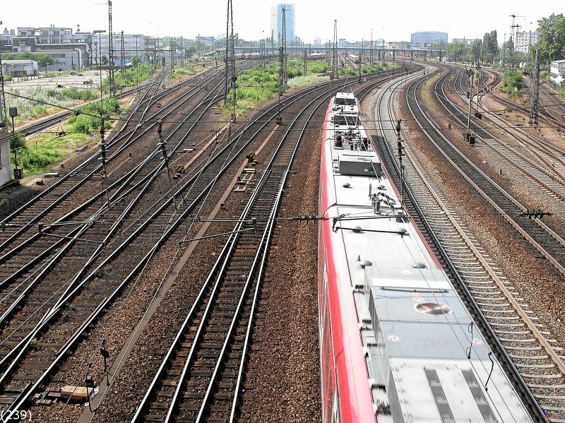 Bahn 239.jpg - Blick von der Brücke. Eine S-Bahn des vrn mit Einfahrt in Mannheim Hbf.